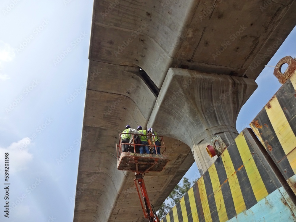 Obraz premium construction engineers at work