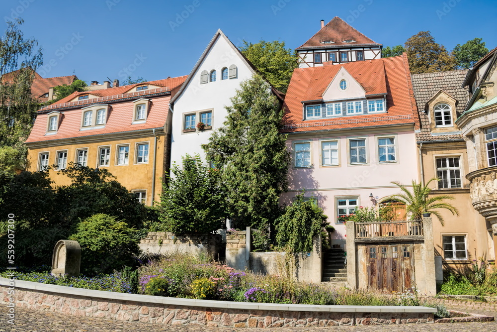 meißen, deutschland - historische häuserzeile mit alten gebäuden