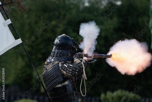 火縄銃を射撃する鎧武者（Armoured samurai firing musket）