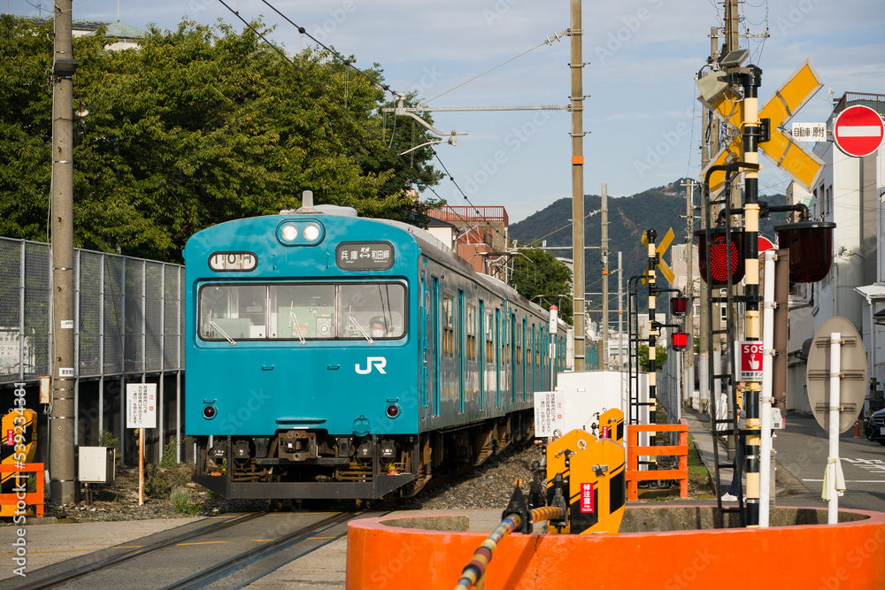 Fototapeta premium 和田岬線の103系 兵庫～和田岬