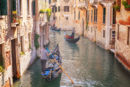 Gondoles sur les canaux de Venise photo