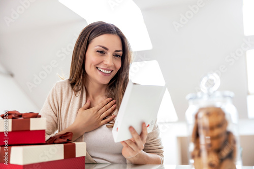 Obraz na plátně Woman looking at christmas letter