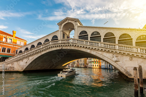 Fototapeta Naklejka Na Ścianę i Meble -  Rialto bridge over Grand canal, Venice, Italy
