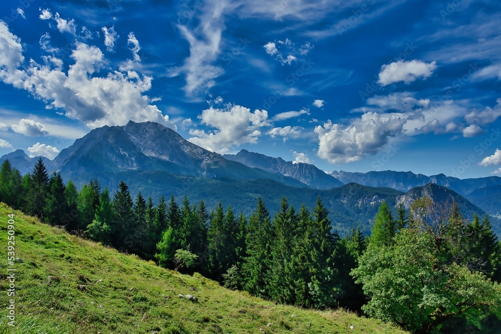 Berg Gipfel Wald Bäume Nadelbäume Himmel Wolken Berg Gipfel Wald Bäume Nadelbäume Himmel Wolken