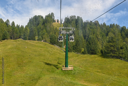 Seilbahn mit Gondeln Gipfel des Col Raiser mit Blick auf die Dolomiten, in Santa Cristina, Valgardena, Bozen, Südtirol Italien