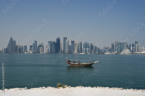 Qatar Doha Corniche building eau bateau tradition