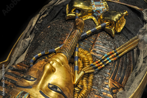 golden Tomb of pharaoh tutankhamun