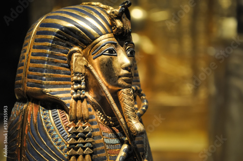 Billede på lærred Golden sculpture of a pharaoh from a burial chamber of Tutankhamun