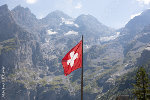 Bandera de Suiza en los Alpes