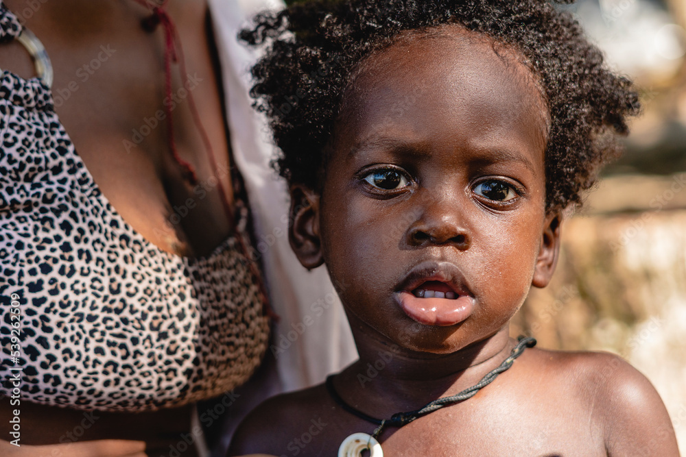 Retrato en primer plano de un niño afroamericano con cabello rizado ...