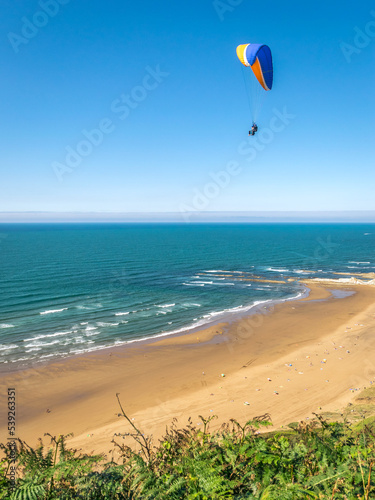 Gleitschirmflieger über der Küste bei Getxo, Spanien