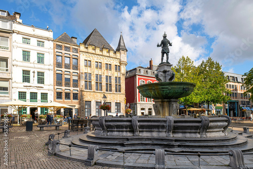 Rathauspaltz (Markt) Aachen vor dem Rathaus mit historischer Häuserzeile
