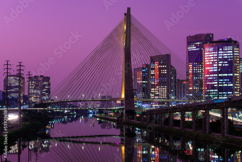 Most Octavio Frias de Oliveira w Sao Paulo jest punktem orientacyjnym miasta