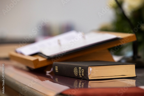 Bibel liegt auf dem Altar einer Kirche photo