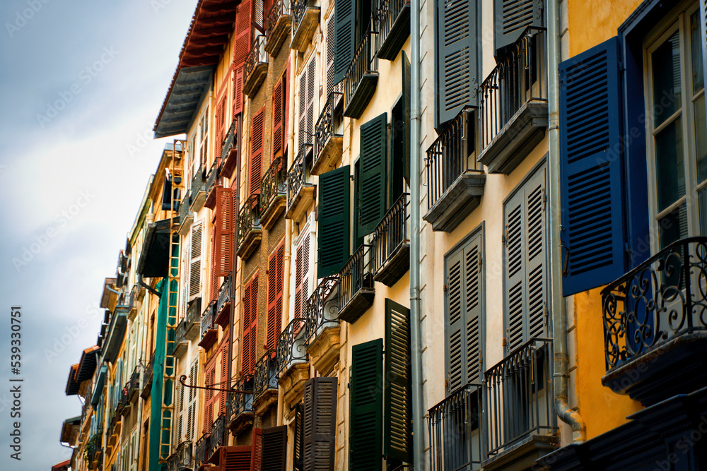 facades d'une rue de bayonne