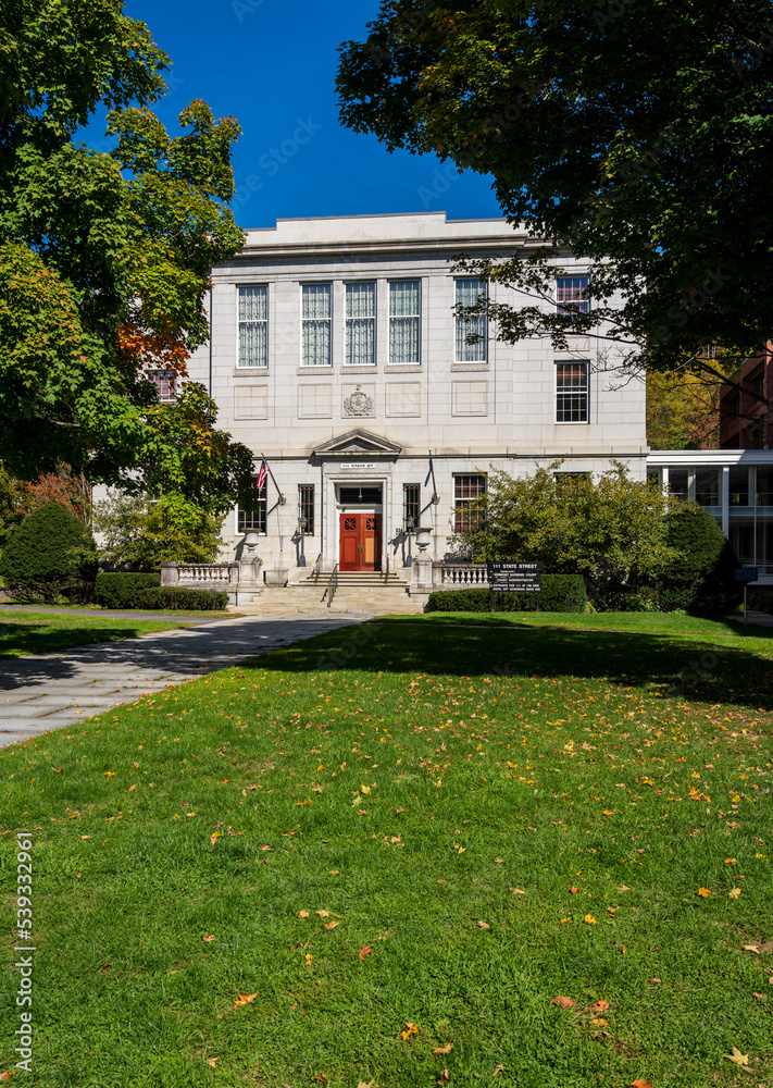 Obraz premium Vermont State Supreme Court building in Montpelier, Vermont. Brilliant fall colors surround the building