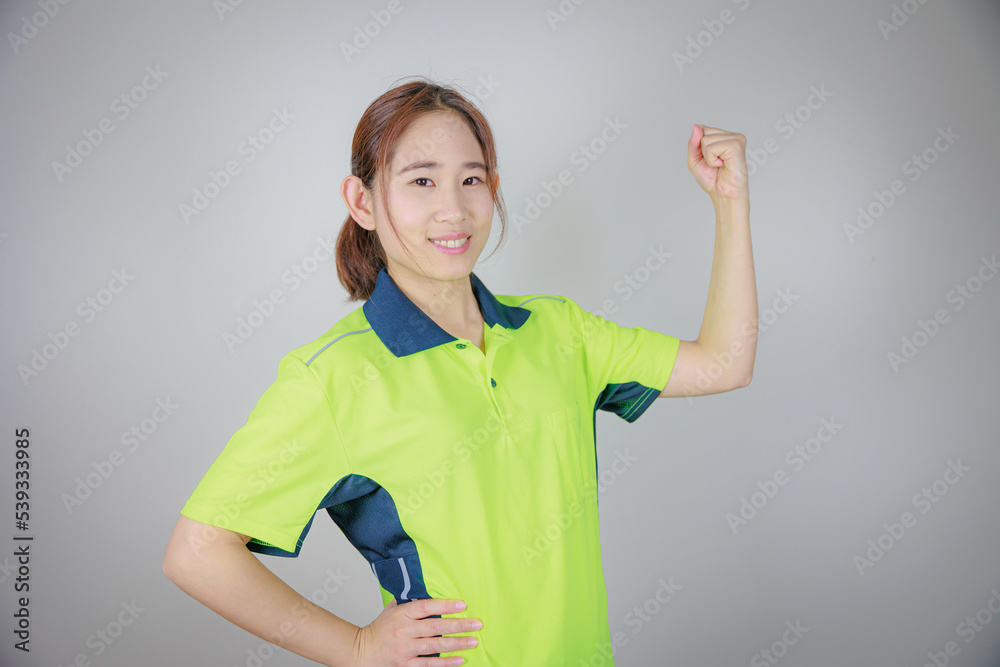 蛍光色の服を着た爽やかな明るい女性 蛍光色の服を着た爽やかな明るい女性