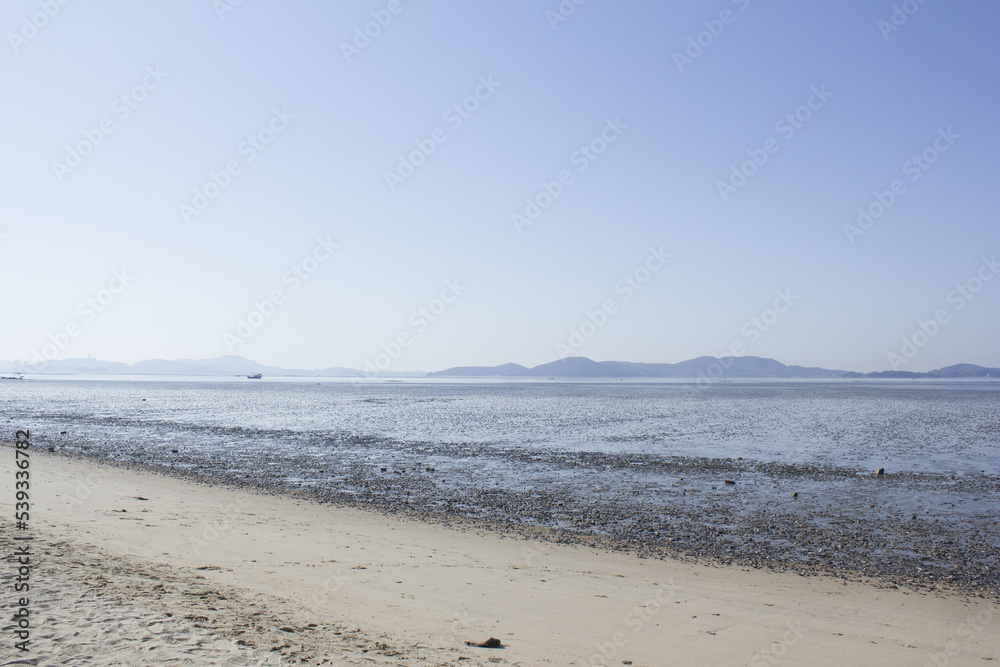 It is a beach with tidal flats and sandy beaches.