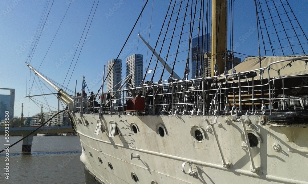 Barco de Turismo em dia ensolarado em Buenos Aires