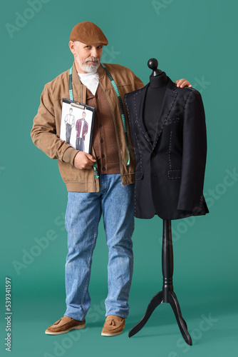 Mature fashion designer wit...