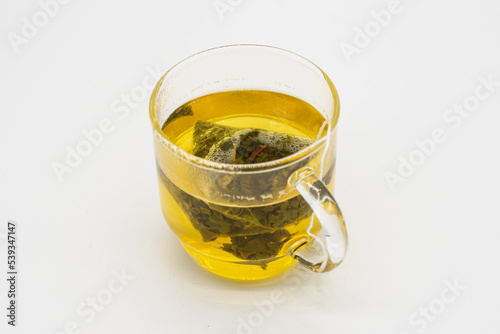 ティーパックの緑茶（ガラスカップ・白背景）