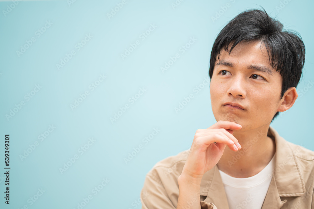 ジャケットを着た考える若い日本人男性 ジャケットを着た考える若い日本人男性