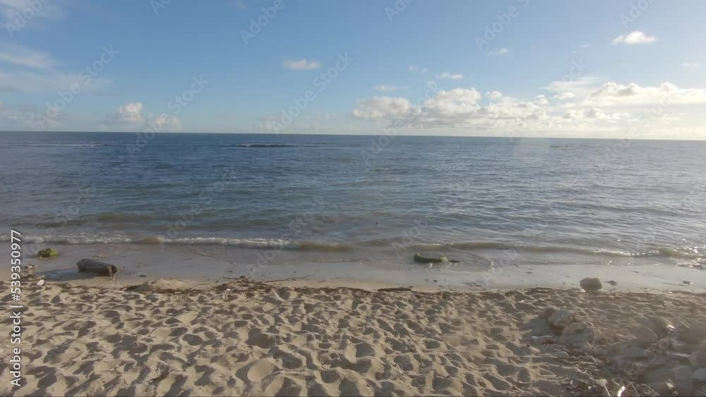 Toma amplia en primera persona de camino a la playa, hermoso día con sol y paisaje colorido. Toma amplia en primera persona de camino a la playa, hermoso día con sol y paisaje colorido.