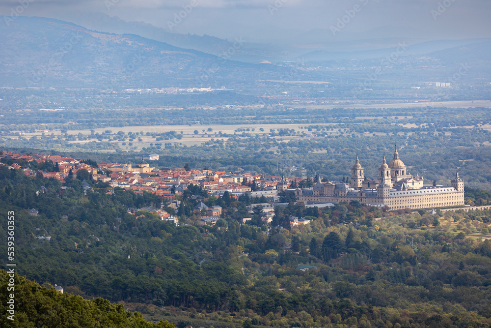 Fototapeta premium views of The Royal Seat of San Lorenzo de El Escorial from the port of the green cross