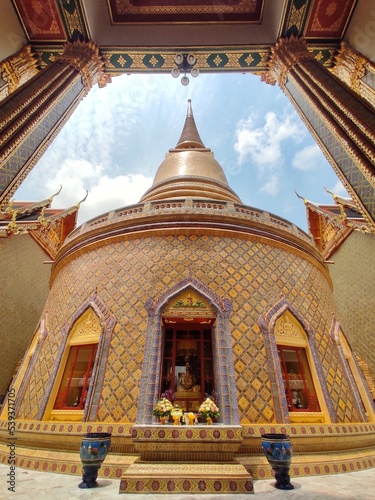Canvas Print Wide angle of golden pagoda and the curved walkway around the circular cloister of Wat Ratchabophit in Bangkok, THAILAND