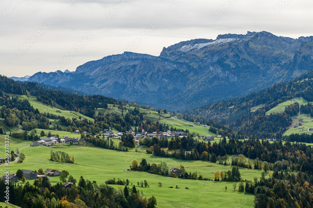 Stimmungsvoller Herbsttag bei Sibratsgfäll in Vorarlberg