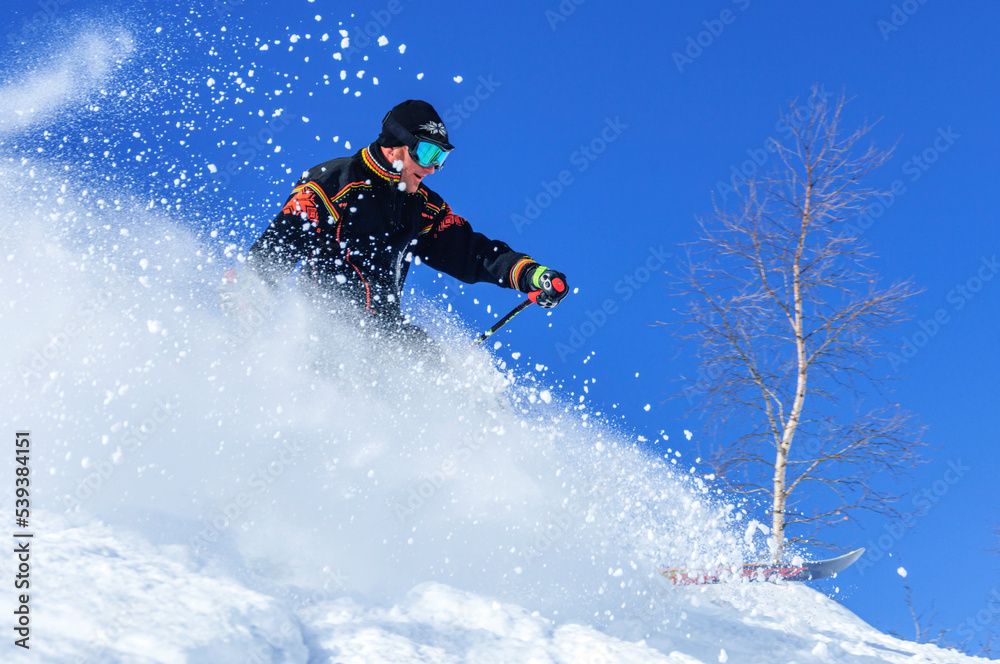 Skifahrer hat Spaß im frischen Pulverschnee im freien Gelände Skifahrer hat Spaß im frischen Pulverschnee im freien Gelände