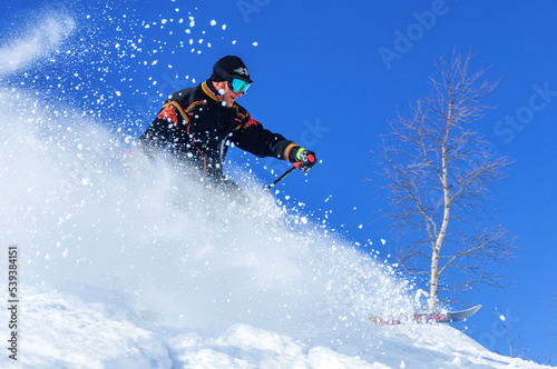 Skifahrer hat Spaß im frischen Pulverschnee im freien Gelände