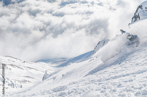Spektakulär Skifahren über den Wolken - auf den steilen Hängen der Nordkette bei Innsbruck
