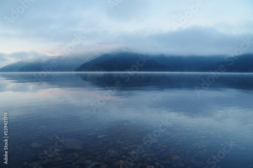 朝靄が降りた早朝の芦ノ湖