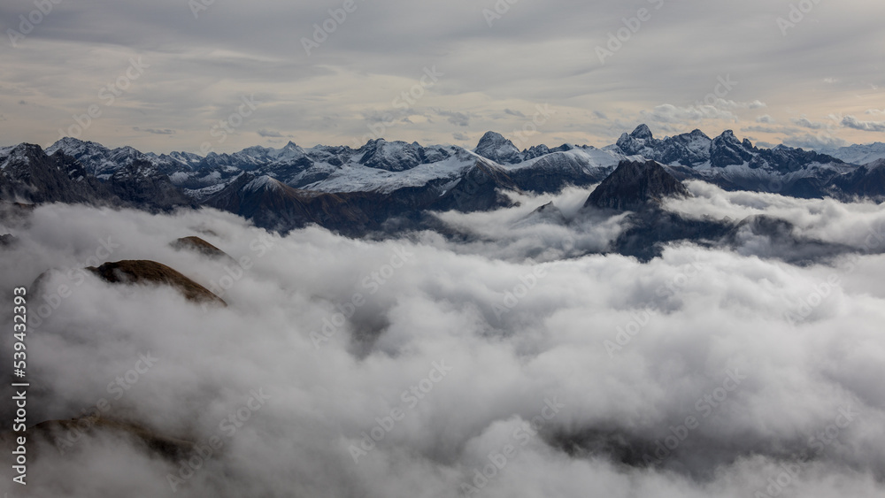 Fototapeta premium Die Oberstdorfer Alpen - Nebelhorn im Herbst
