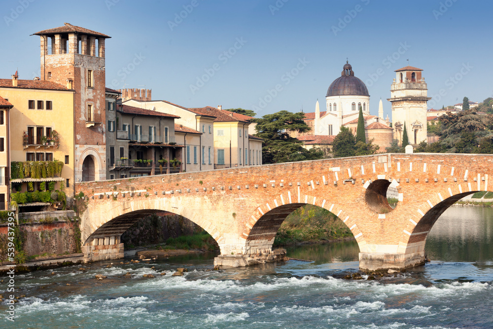 Verona. Ponte Pietra sul fiume Adige verso San Giorgio in Braida.