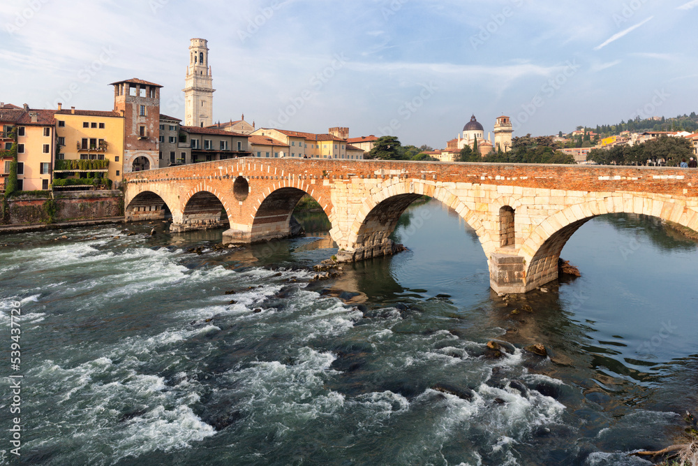 Verona. Ponte Pietra sul fiume Adige pria del campanile del Duomo e la cupola di S. Giorgio in Braida