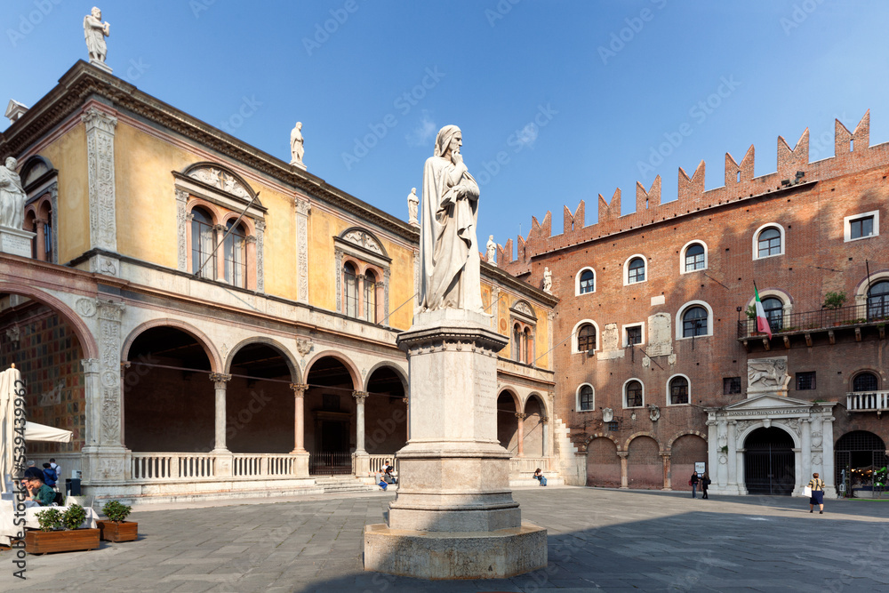 Verona.  Loggia del Consiglio e Palazzo del Podestà - Piazza dei Signori o Piazza Dante con monumento