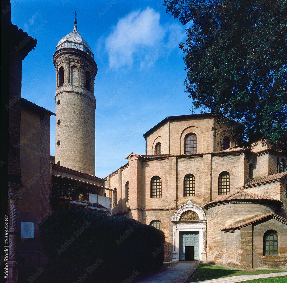 Ravenna. Ingresso della Basilica di San Vitale con campanile cilindrico