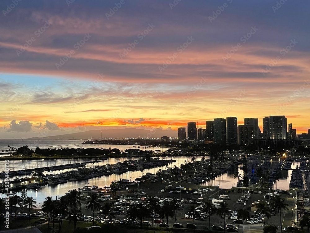 Fototapeta premium Golden Sunset over Hawaii Honolulu Harbour