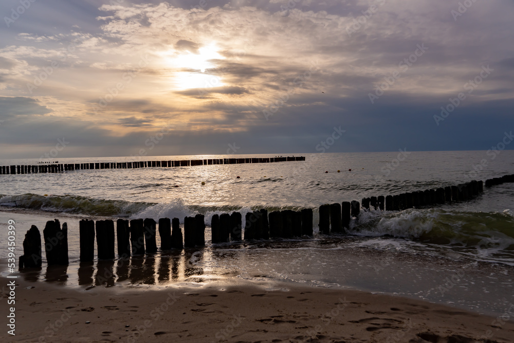 Morze bałtyckie, Mielno, Polska plaża o zachodzie słońca