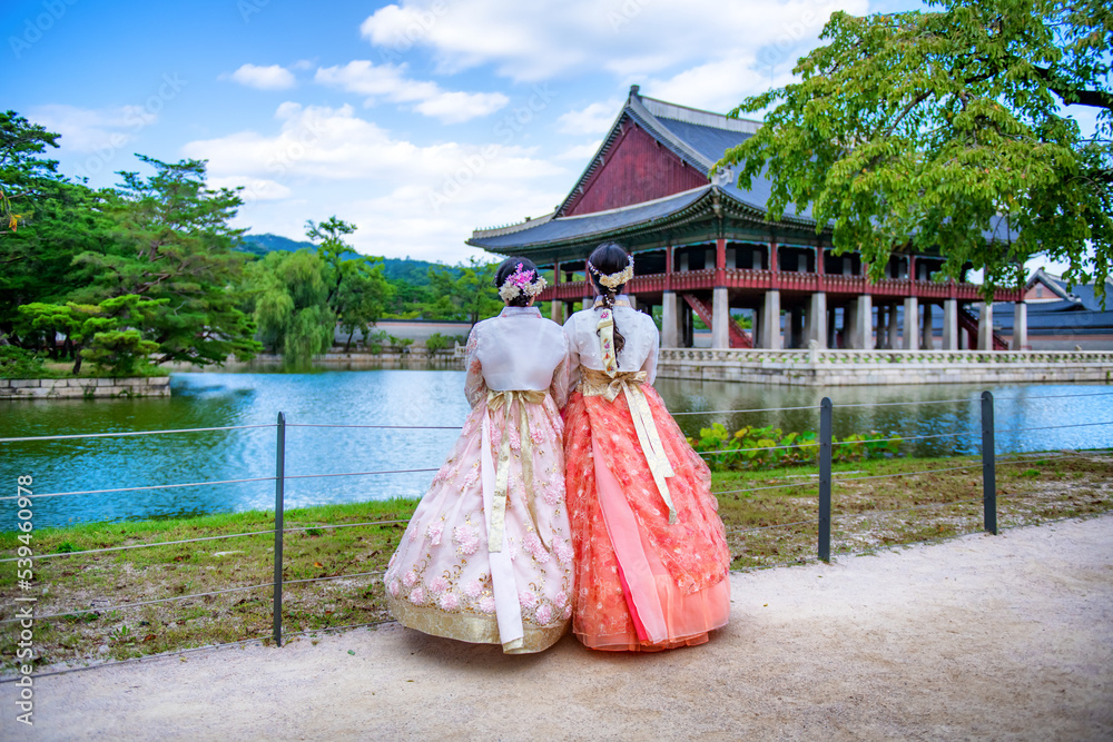 Korean girls dressed hanbok, at Gyeongbokgung palace, Seoul South Korea.