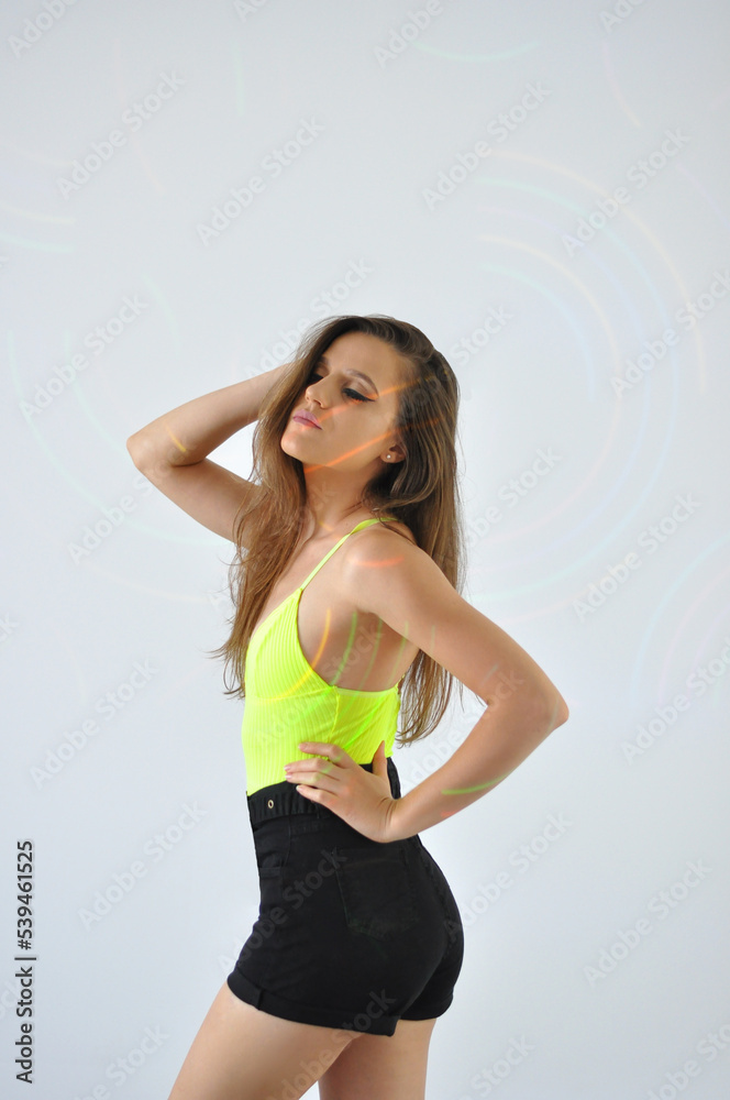 bela mulher cores neon expressão corporal fashion music luzes bela mulher cores neon expressão corporal fashion music luzes