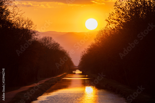 Couché de soleil sur le Canal de Colmar vu depuis Artzenheim, Alsace, France