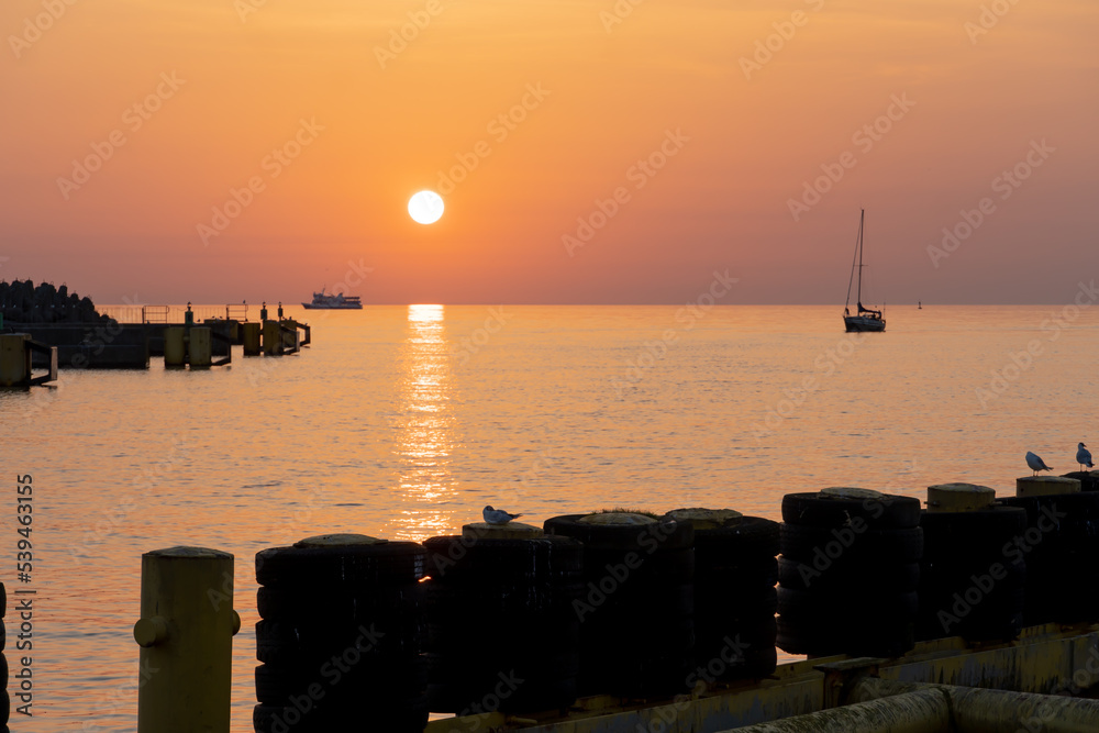Sonnenuntergang über dem Meer an der Ostsee in Kolberg, Hafen, Polen.
Sommer 2022