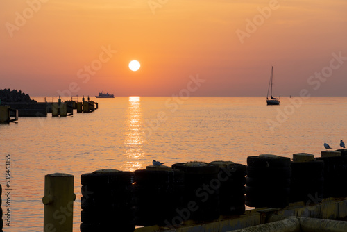 Obraz na płótnie Sonnenuntergang über dem Meer an der Ostsee in Kolberg, Hafen, Polen.
Sommer 2022 w salonie