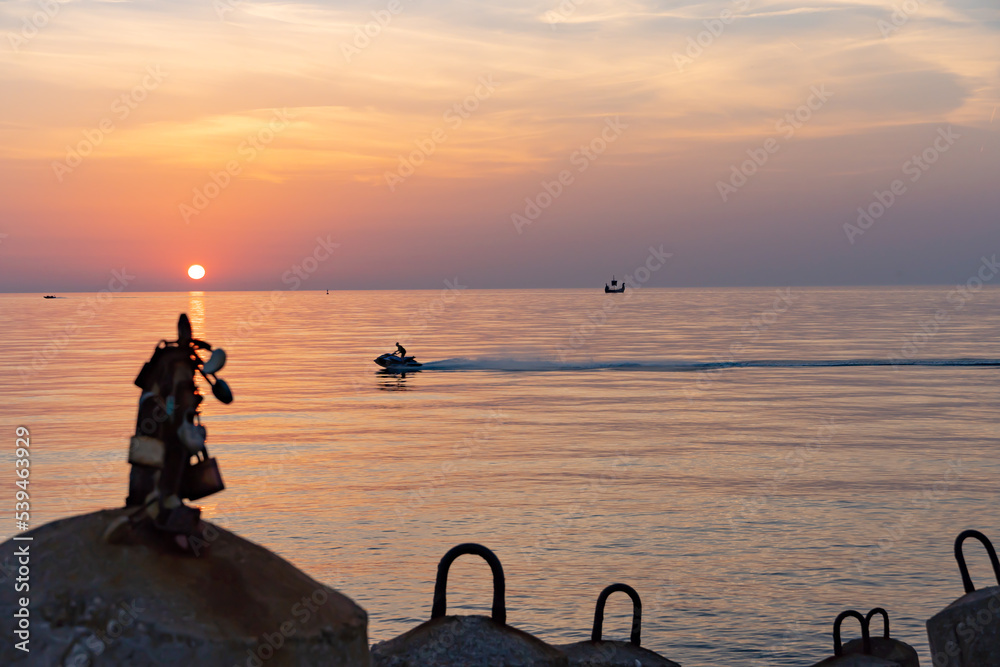 Sonnenuntergang in Kolberg - Hafen, Polen 2022.
Segelmotorboot auf dem Meer.