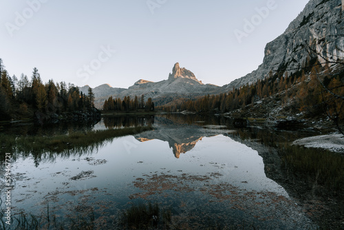 Letzte Sonnenstrahlen am Lake Fedare / Lago di Federa in den Belluner Dolomiten zum Sonnenuntergang. Es ist Herbst in den Dolomiten 12