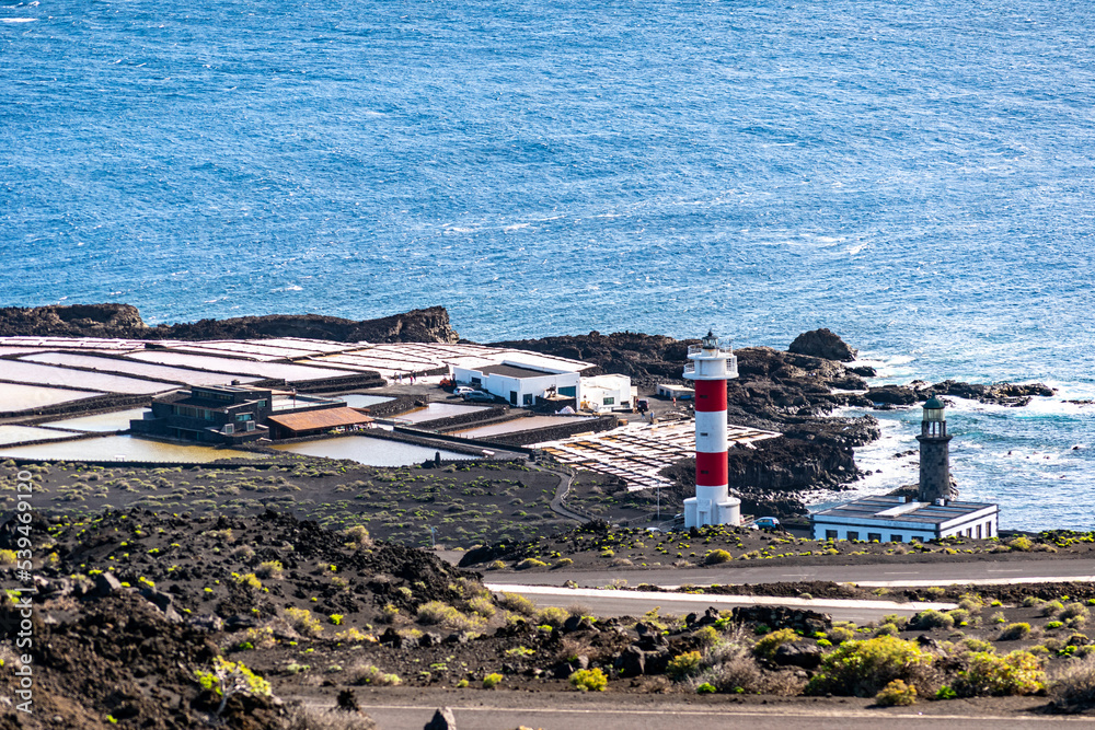 Obraz premium A salt flat in La Palma Island near a lighthouse