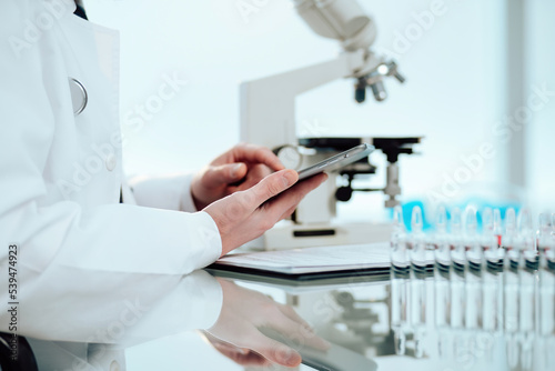 Obraz na płótnie scientist using a digital tablet while working in the lab. w salonie